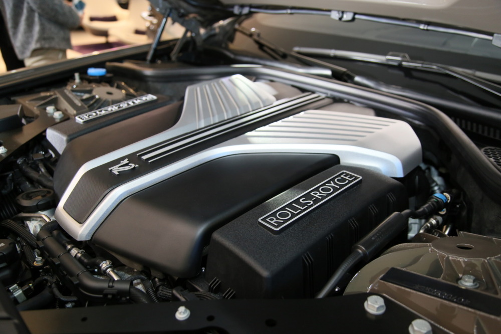 6749ccの排気量を持つV12ユニットにツインターボチャージャーが加わり571psを発生。