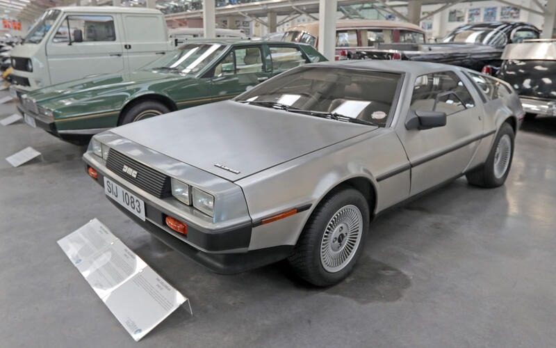 10：デロリアンDMC-12