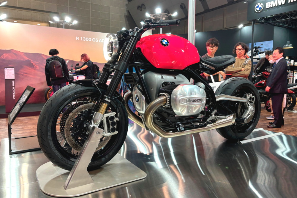 BMWのR20コンセプトは、2.0L水平対向2気筒を搭載。見た目の迫力もさることながら、358kgで91ps/158Nmという1.8LのR18を上回るであろうパフォーマンスを想像すると心が躍る。