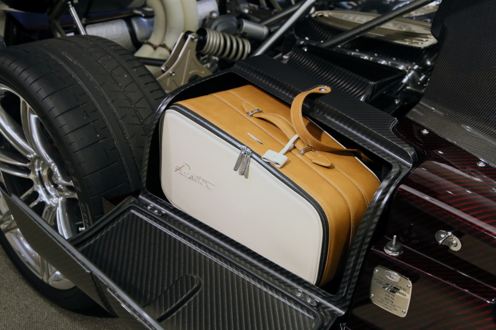 エンジンの横にカーボン製コンパートメントを備えるのはパガーニの伝統だ。