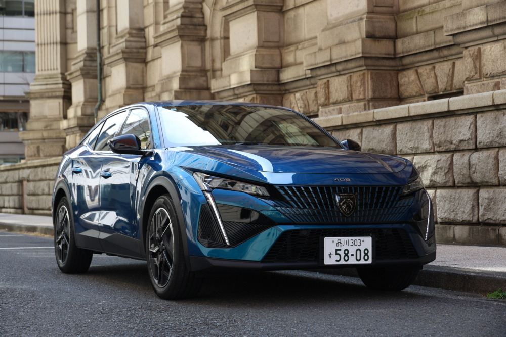 408のスタイルは抜群にカッコよく、オブセッション・ブルーのボディカラーも最高だ。