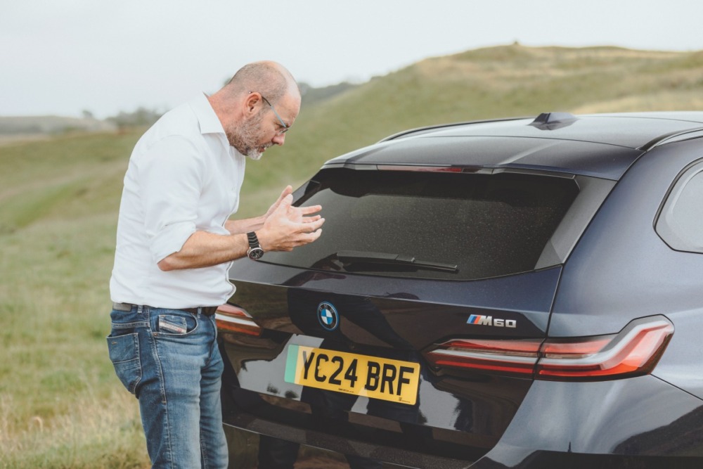 BMW i5 M60 xドライブ・ツーリング（英国仕様）