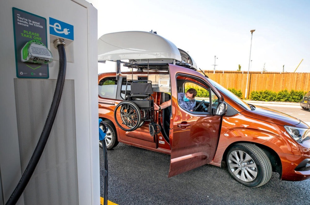 英国の充電ポイントは障害のあるドライバーにとって利用しづらいものになっているという。