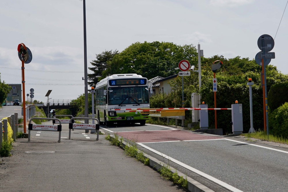 BRT専用道は遮断機があり、一般道の侵入を防ぐ。