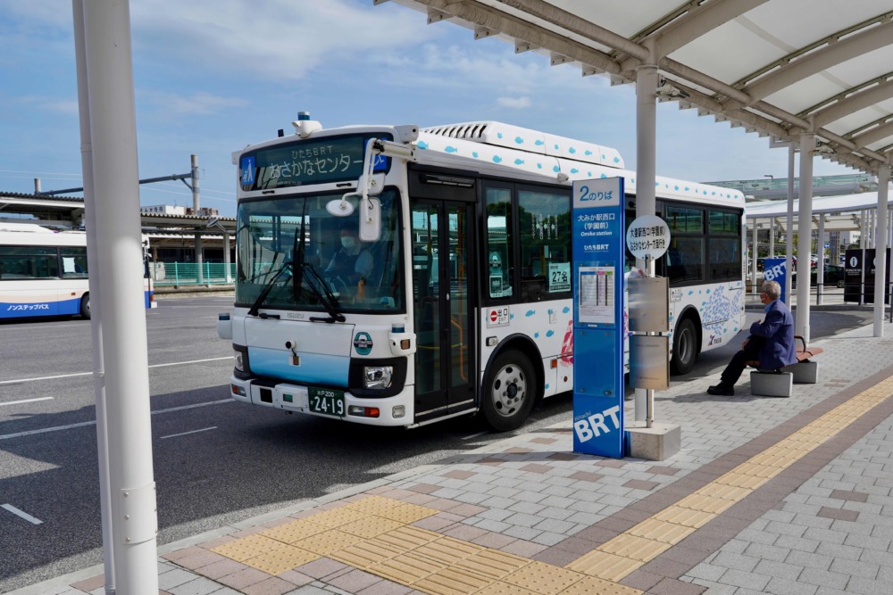 大甕駅前に到着した自動運転バス。駅前ローターリーもスムーズに走行。