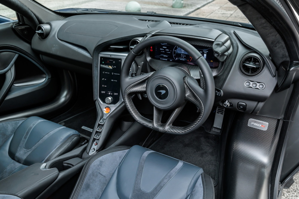 メーターパネル上部の左右に、パワートレインとシャシーセッティングのスイッチが備わる。