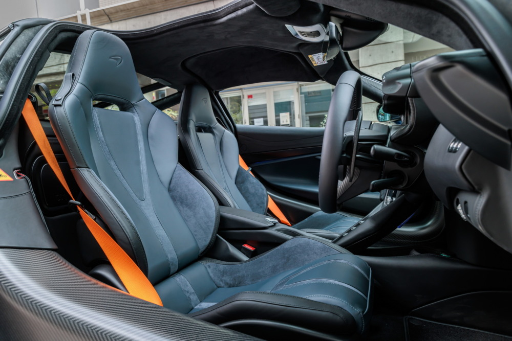 カーボンモノコックを採用し車両重量はわずか1277kgだ。