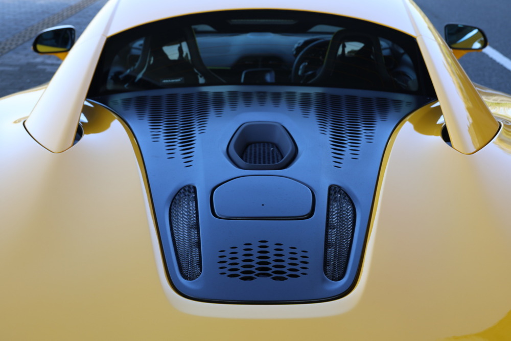 2025年モデルからそれまでの680psから700psへと進化している。