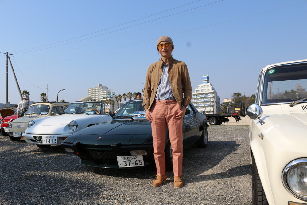 若林さんとフィアットX1/9。エンジンフードと一体型のシュノーケルは型を作り、苦節2年半で完成させた。