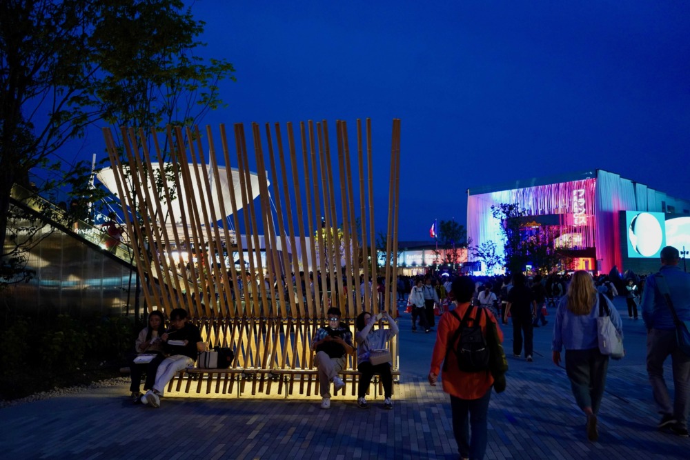 会場各所にベンチがあるのはありがたい。