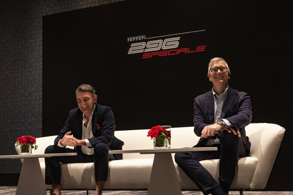 グループインタビューに答えるカランド氏（右）とロマニエッロ氏（左）。