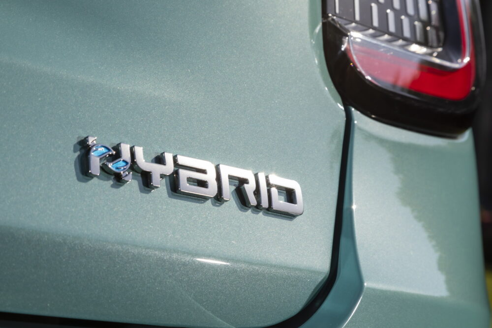 ハイブリッドのエンブレムはHの字に青い葉が描かれている。