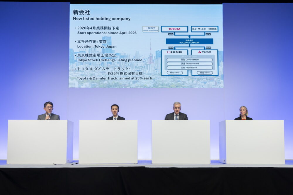 三菱ふそうと日野自動車を所有する持株会社を設立し、トヨタとダイムラートラックは25%ずつ株を持つ。