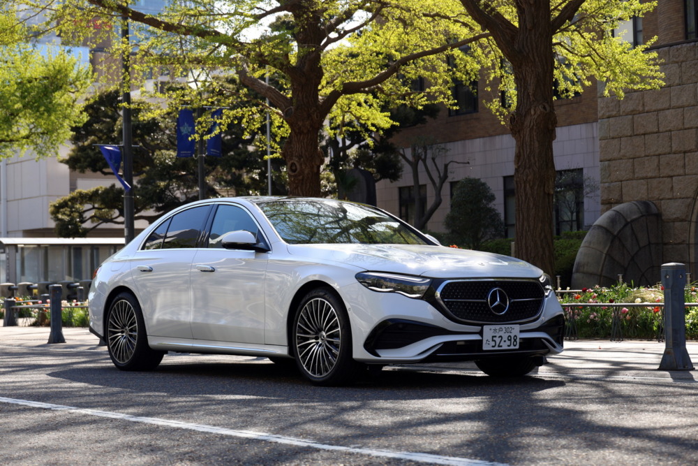 フラッグシップのSクラスやEクラスはセグメント別でも強い。写真はE300。