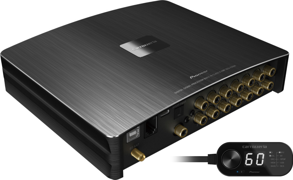 ハイグレードモデルのDEQ-7000A。手元でセッティング操作ができるワイヤードリモコンも装備している。