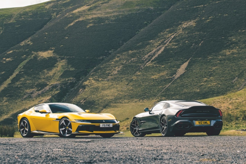 イエローのフェラーリ12チリンドリと、ガンメタリックのアストン マーティン・ヴァンキッシュ