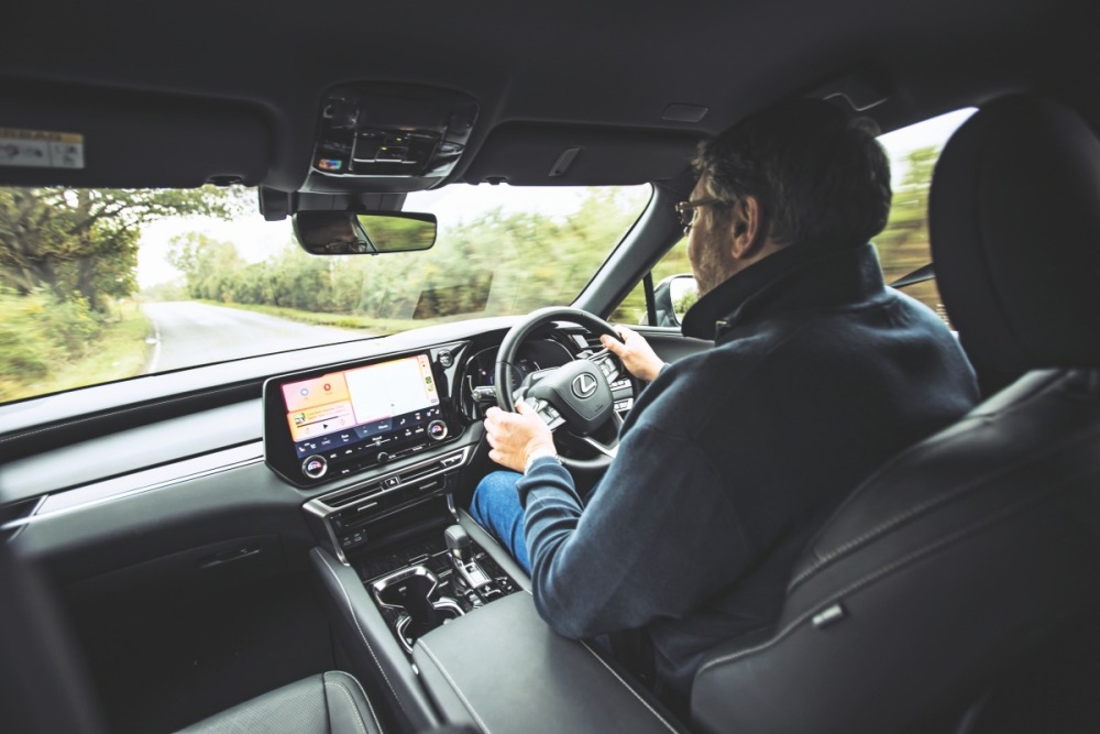 レクサスRX 450h+ Fスポーツ・デザイン(英国仕様)