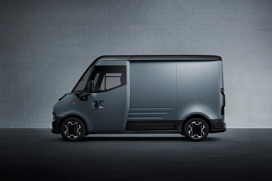 高いルーフを特徴とする『ステップイン・バン』