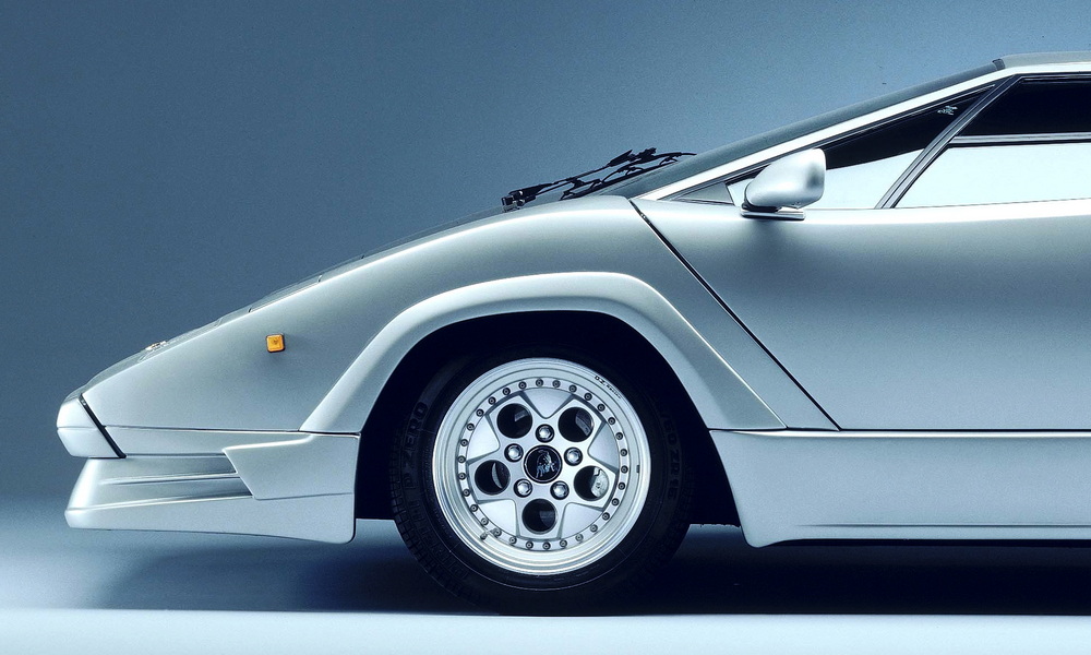 アラミド（≒ケブラー）は初代ピレリP-ZEROで使用され、ランボルギーニ・カウンタック（アニバーサリー）などに採用。