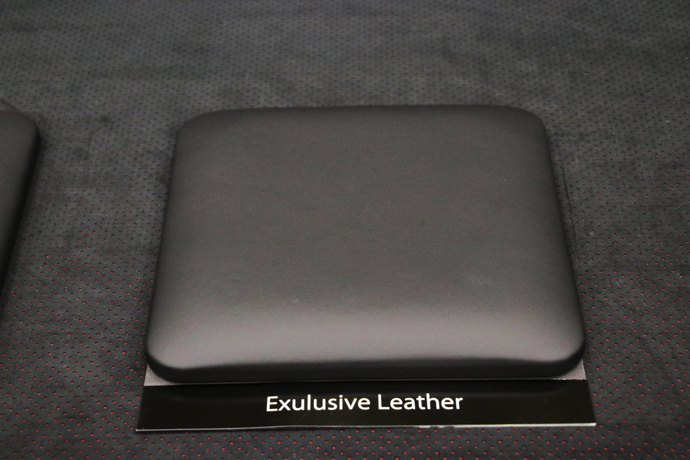 まだ市販化されていない最も高級品質のレザー。手触りが全く違いしなやかな印象。