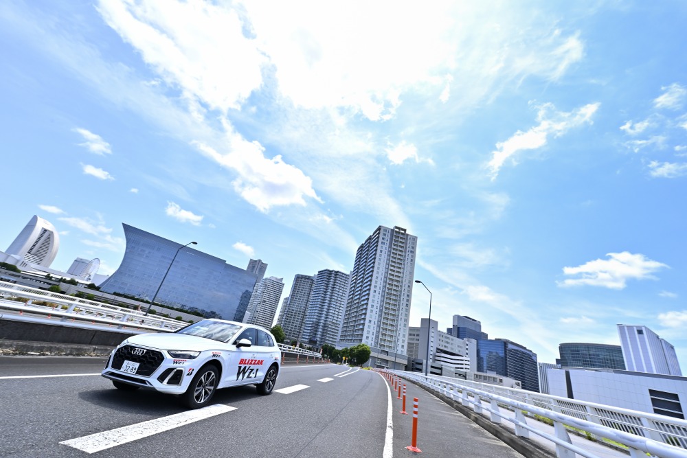 ドライ路面ではサマータイヤ並みのドライブフィールを確認。
