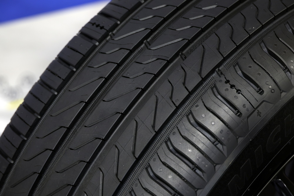 トレッドデザインは、ショルダー部縦溝幅を拡大し排水性を向上。