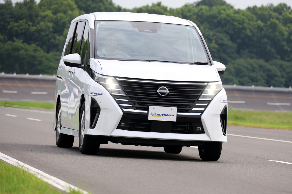 ウエット路面はメルセデス・ベンツGLA、高速周回路は日産セレナで試乗。