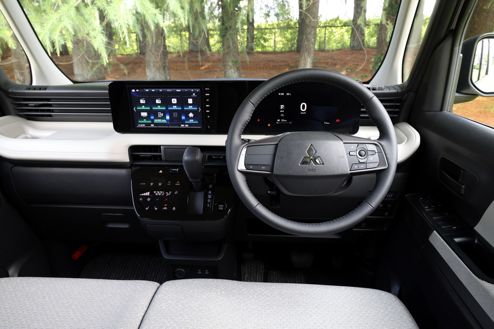 12.3インチ＋7インチの液晶ディスプレイが広がるeKスペースのコクピット。