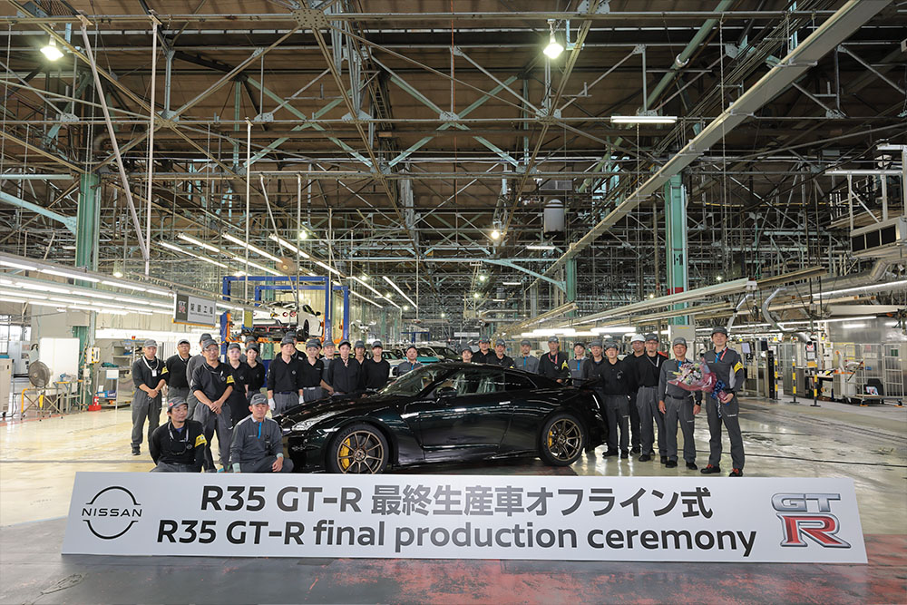 最後の1台を前に、サプライヤーなどのゲストや工場のスタッフなどと記念撮影。