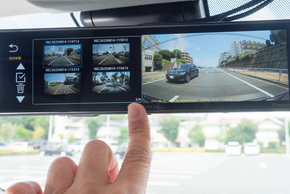 記録映像の再生は本体ディスプレイでも行え、サムネイル画像からファイルを探せる。