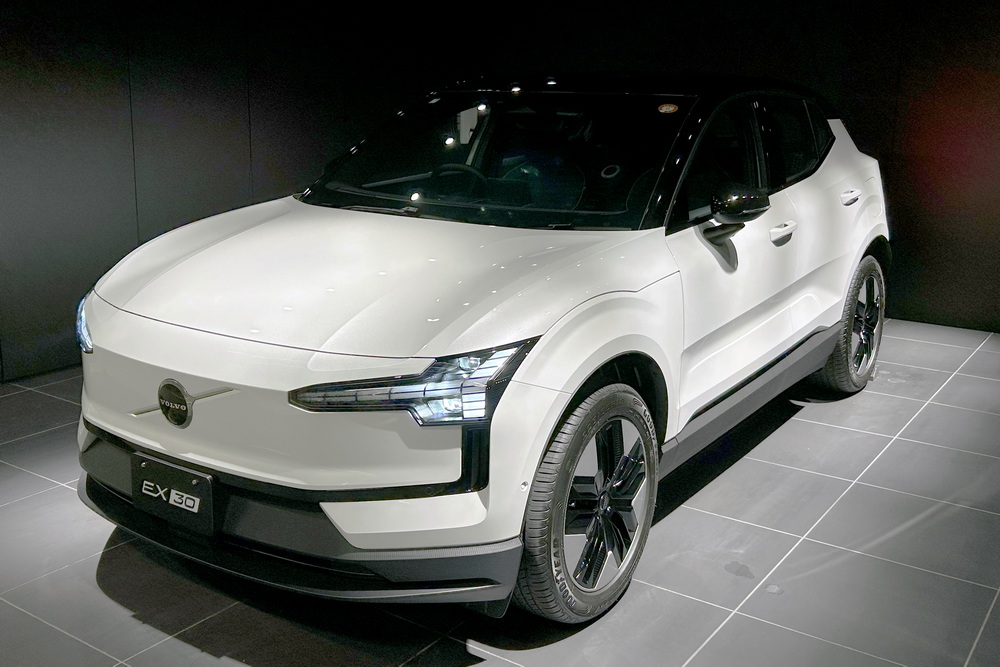 エントリーモデルとして、LFPバッテリーを搭載した『EX30プラス・シングルモーター』を設定。