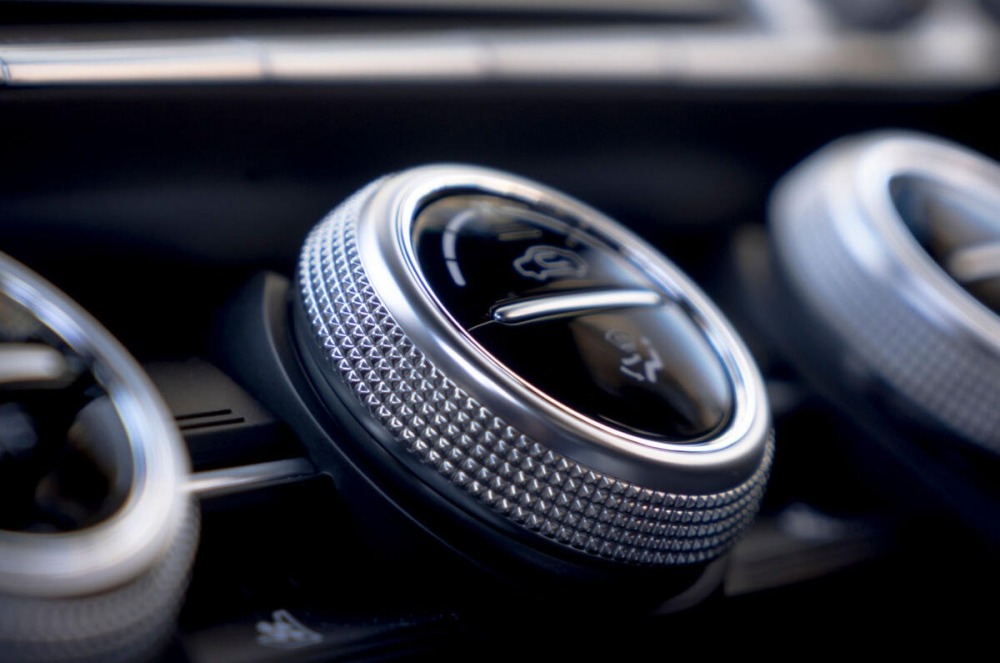 見た目や手触り、クリック音などが「高級感」の演出に重要な役割を担っています。