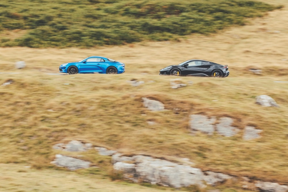 ブルーのアルピーヌA110と、ブラックのロータス・エミーラ・ターボSE