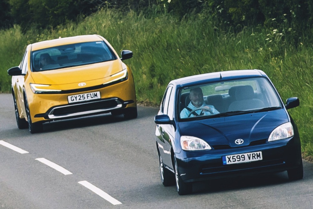 ダークブルーの初代トヨタ・プリウスと、イエローの5代目