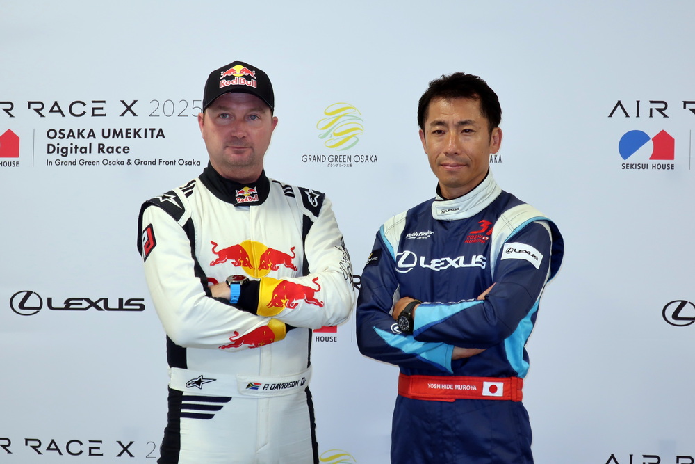 会場ではパトリック・デビッドソン選手と室屋義秀選手もリアルタイム観戦。