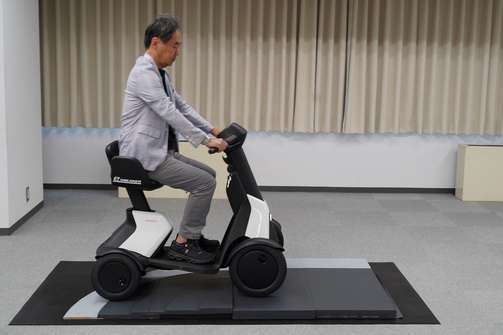 今回は実際に試乗し、段差もスムーズに乗り越えることを確認できた。