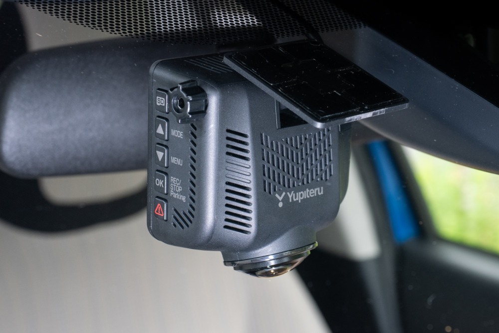 ドライブレコーダーのトラブルはユーザー自身で防げることも多い。写真はユピテルmarumie Q-50AI。