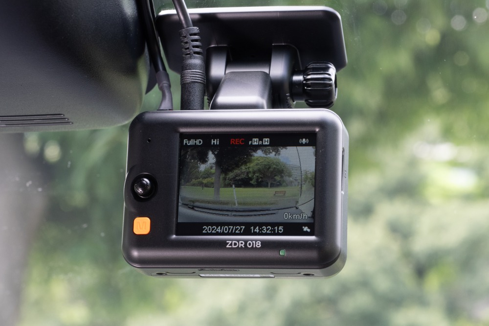 ドライブレコーダーが正常に動作していることを日頃から確認しておくこと。写真はコムテックZDR018。