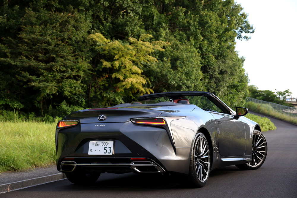 開け放った雰囲気はアメリカ西海岸のロデオドライブが実に似合いそう。