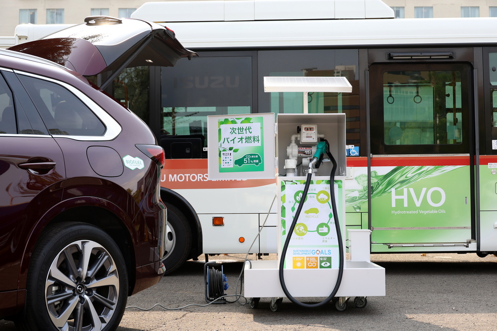 平野石油が展開する次世代バイオディーゼルの給油機。その場で給油デモを行った。
