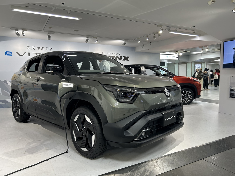 筆者が先日偶然、浜松駅で見かけたeビターラ。今後は全国の販売店などで展示される。