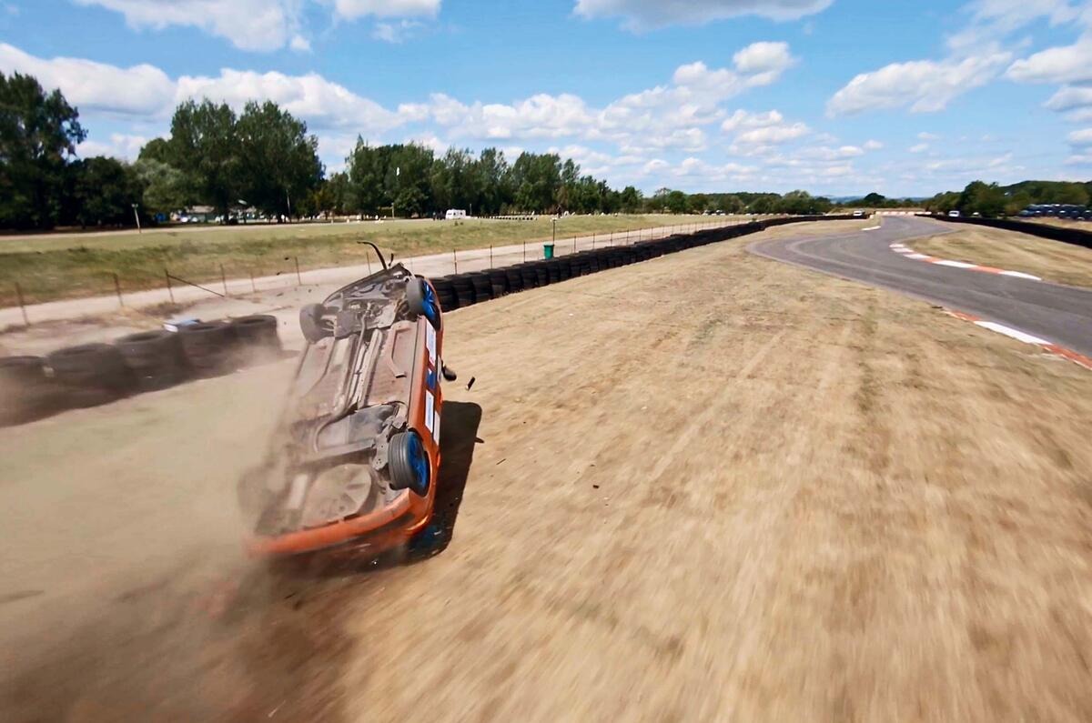 障害物に衝突後、横転するテスト車両。その後、傷跡などを詳しく調べることで事故に対する知見を蓄えていく。