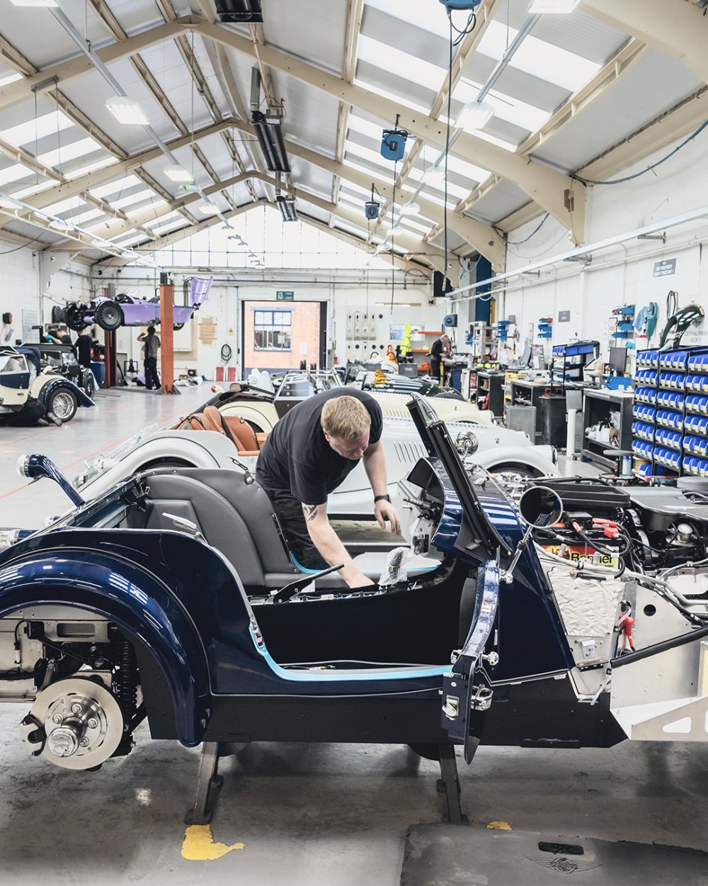 マルバーン・リンクで今なお昔ながらのコーチビルド生産方式でオーダーメイドされるモーガン・プラス・フォー。