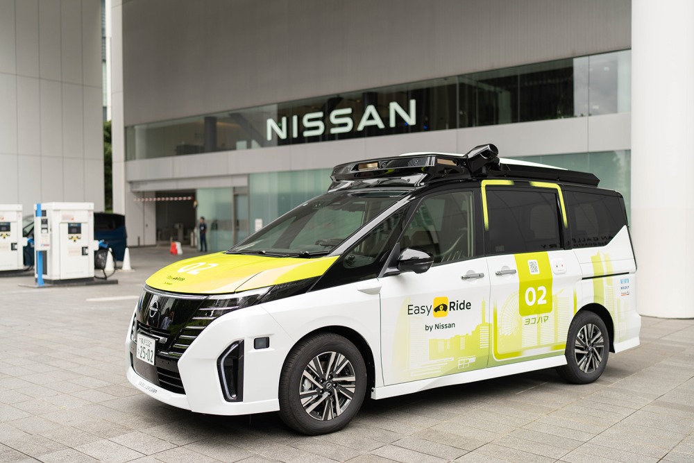 セレナベースのモビリティサービス実証実験車両。