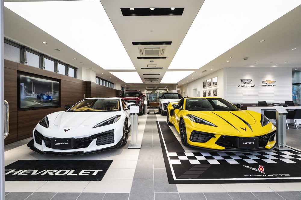 1階をキャデラックとシボレーの新車フロアとし、4台の車両展示が可能となる。
