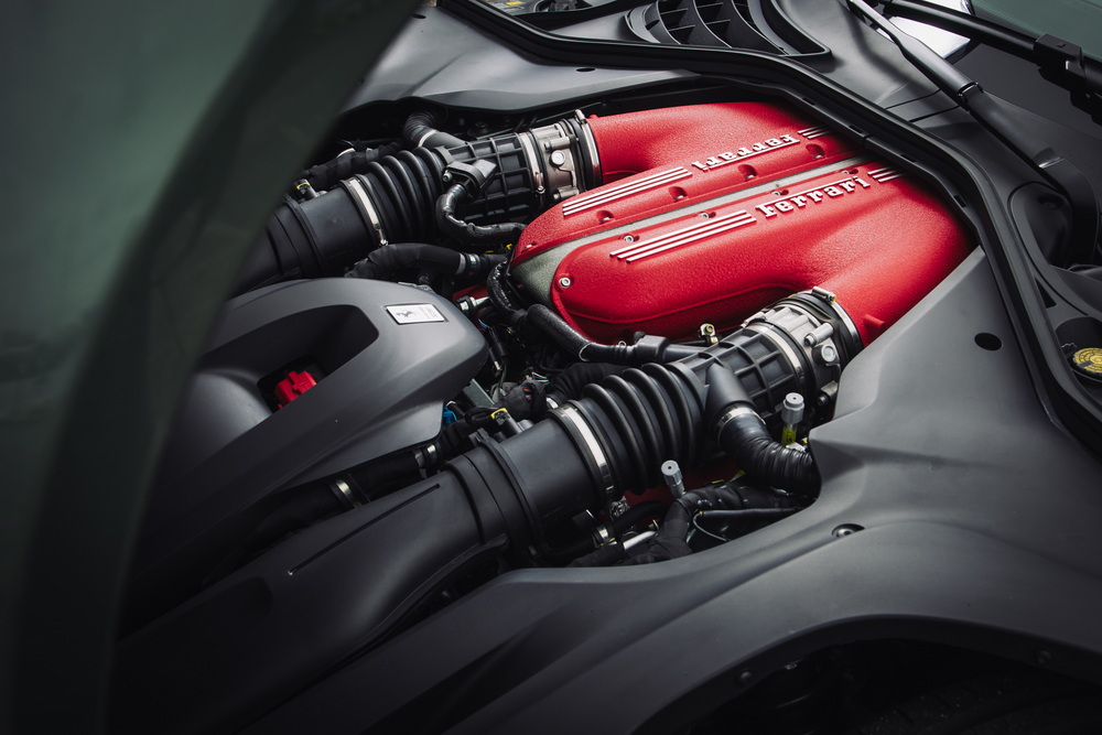 6496ccのV12、最高出力は830ps/9250rpm、最大トルクは687Nm/7250rpmだ。
