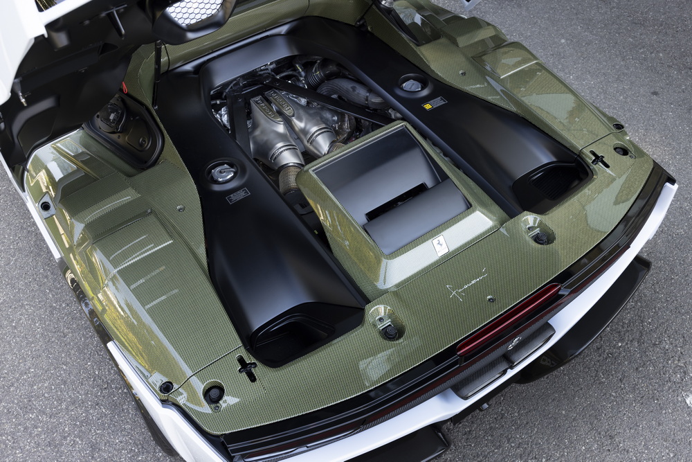 F40を想起させるケブラー素材を使用。このプロジェクトのため再開発された。