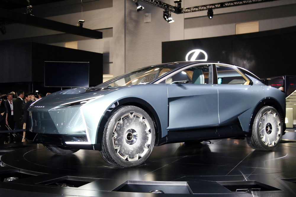 ジャパンモビリティショーで公開されたレクサスLSクーペ・コンセプト