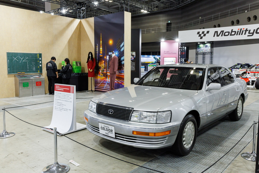 『タイムスリップ・ガレージ』に展示中のトヨタ・セルシオ。奥の伝言板に『XYZ』の文字が……。