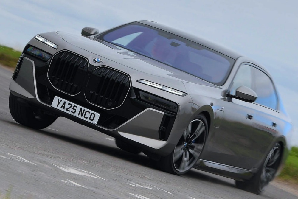 BMW 750e xドライブ Mスポーツ（英国仕様）